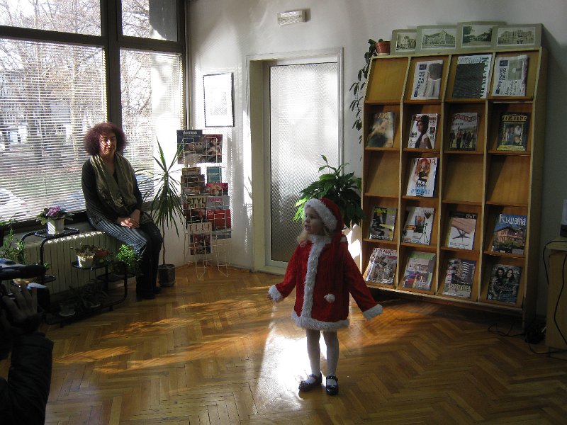 IMG_1542.JPG - Детски и средношколски комплекс с поздрав към най-малките читатели, участвали в изявите на библиотеката. Деца от Куклен театър "Палечко" при ОДК представят Рождество Христово и коледните обичаи.