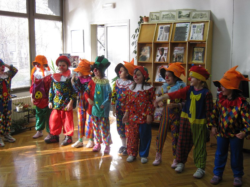 IMG_1557.JPG - Детски и средношколски комплекс с поздрав към най-малките читатели, участвали в изявите на библиотеката. Деца от Куклен театър "Палечко" при ОДК представят Рождество Христово и коледните обичаи.