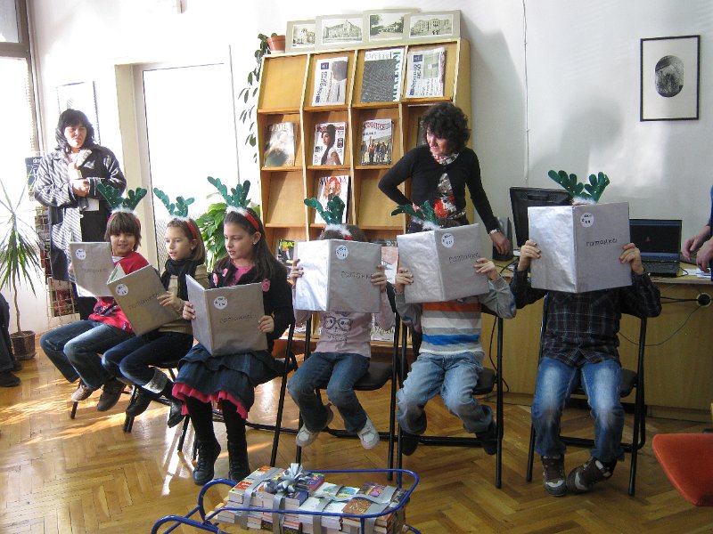 IMG_1573.JPG - Детски и средношколски комплекс с поздрав към най-малките читатели, участвали в изявите на библиотеката. Деца от Куклен театър "Палечко" при ОДК представят Рождество Христово и коледните обичаи.