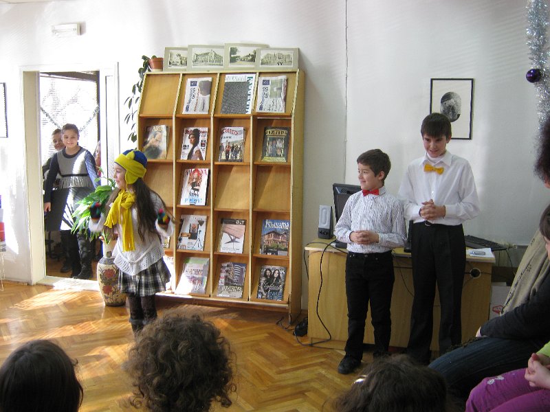 IMG_1585.JPG - Детски и средношколски комплекс с поздрав към най-малките читатели, участвали в изявите на библиотеката. Деца от Куклен театър "Палечко" при ОДК представят Рождество Христово и коледните обичаи.