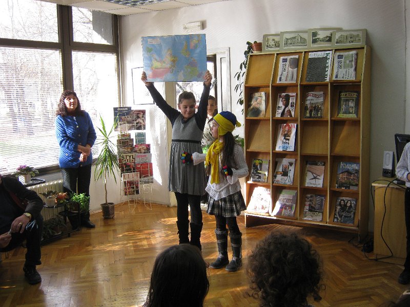 IMG_1587.JPG - Детски и средношколски комплекс с поздрав към най-малките читатели, участвали в изявите на библиотеката. Деца от Куклен театър "Палечко" при ОДК представят Рождество Христово и коледните обичаи.