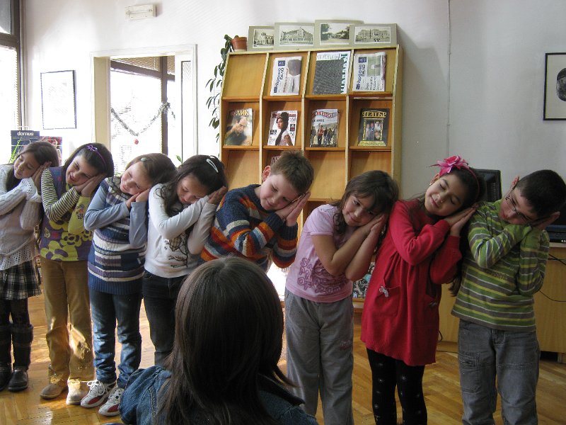 IMG_1612.JPG - Детски и средношколски комплекс с поздрав към най-малките читатели, участвали в изявите на библиотеката. Деца от Куклен театър "Палечко" при ОДК представят Рождество Христово и коледните обичаи.