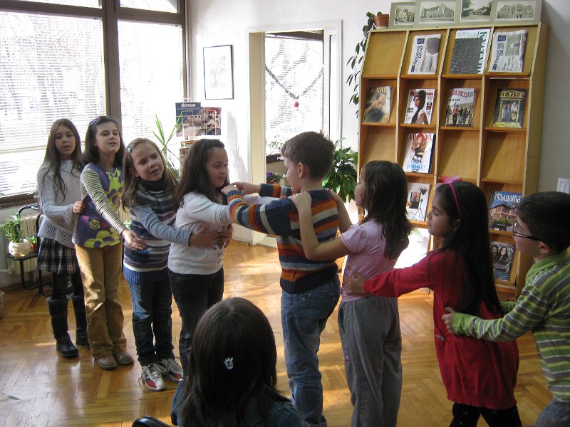 IMG_1617.JPG - Детски и средношколски комплекс с поздрав към най-малките читатели, участвали в изявите на библиотеката. Деца от Куклен театър "Палечко" при ОДК представят Рождество Христово и коледните обичаи.