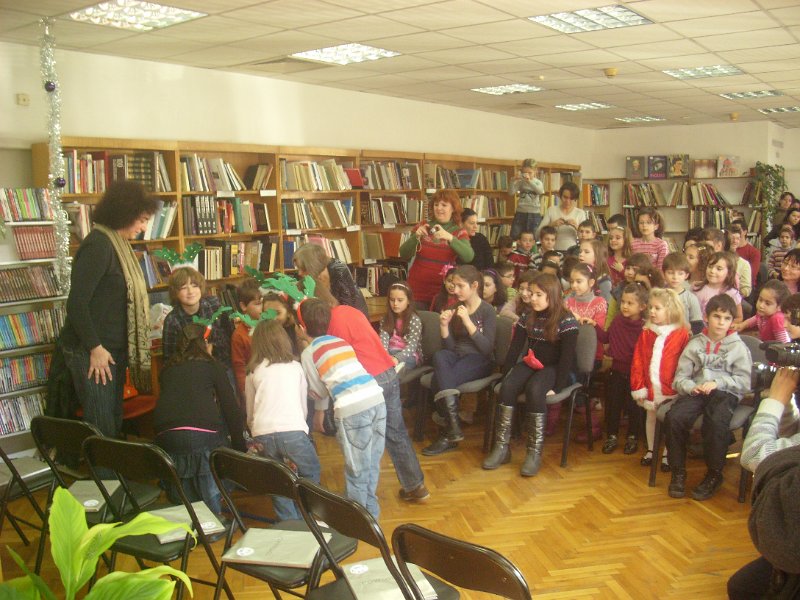 IMG_5247.jpg - Детски и средношколски комплекс с поздрав към най-малките читатели, участвали в изявите на библиотеката. Деца от Куклен театър "Палечко" при ОДК представят Рождество Христово и коледните обичаи.