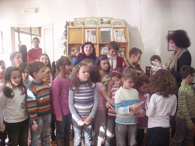 IMG_5270.jpg - Детски и средношколски комплекс с поздрав към най-малките читатели, участвали в изявите на библиотеката. Деца от Куклен театър "Палечко" при ОДК представят Рождество Христово и коледните обичаи.