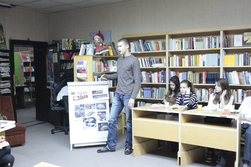 _MG_7045.JPG - Поредица от празници в Немска читалня с ученици от 10-тите класове на езиковите гимназии в града. Представяне на немските и българските традиции, стихотворения и коледни текстове.