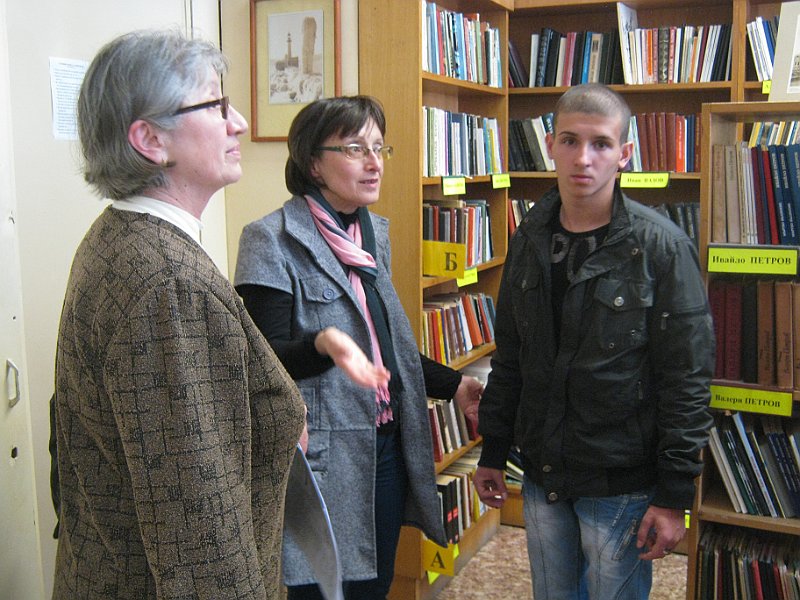 IMG_7236.JPG - Клуб "Лицата на Варна" - ученици IX, XI и XII клас от ПГИ "Д-р Иван Богоров" с ръководител Мария Добрева гостува на Детски и Средношколски комплекс. Съвместна дейност по Проект "Успех". Разговор за Варненската библиотека, четенето и младите хора.